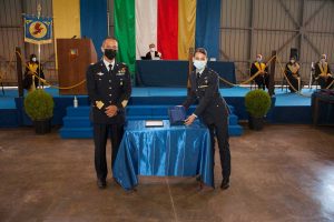 Il comandante consegna la targa di merito