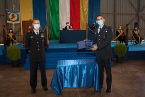 Il vicecomandante consegna un riconoscimento