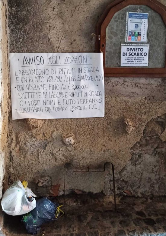 Caprarola - I rifiuti abbandonati nonostante il cartello