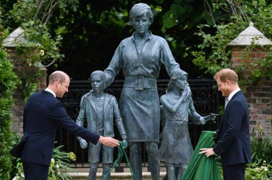 Londra - Una statua per i 60 anni di lady Diana, presenti i figli William e Harry