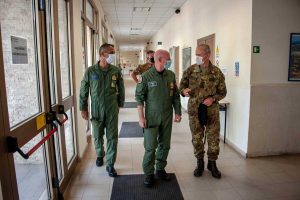 Viterbo - I sottocapi di stato maggiore di Esercito e Aeronautica in visita all'aeroporto