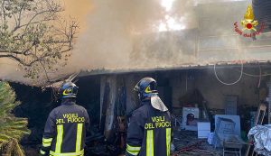 Roma - Incendio in un deposito legname