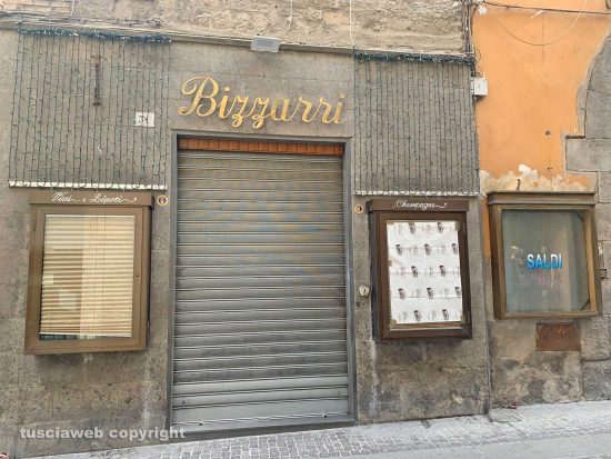 Viterbo - La vetrina del negozio Bizzarri danneggiata dai vandali