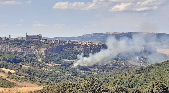 Orvieto - L'incendio divampato vicino alla Rupe