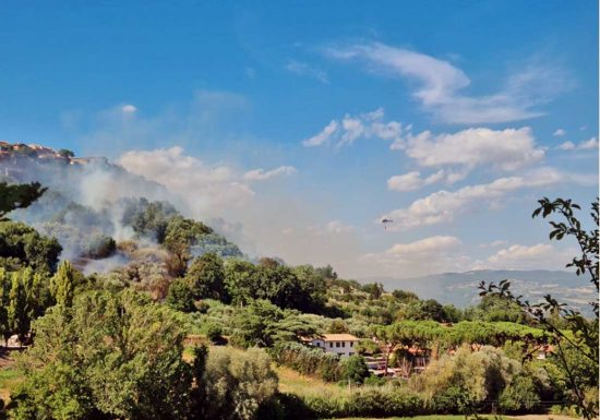 Orvieto - L'incendio divampato vicino alla Rupe - L'intervento dei mezzi aerei