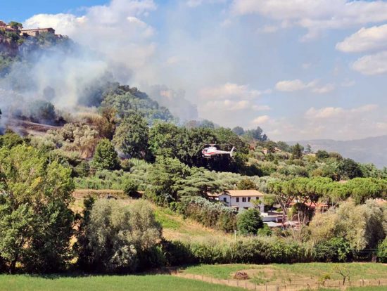 Orvieto - L'incendio divampato vicino alla Rupe - L'intervento dei mezzi aerei
