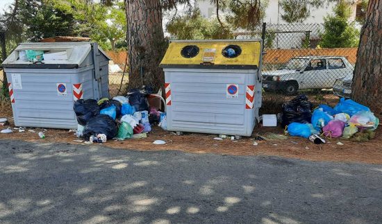Montalto di Castro - I secchio pieni di immondizia