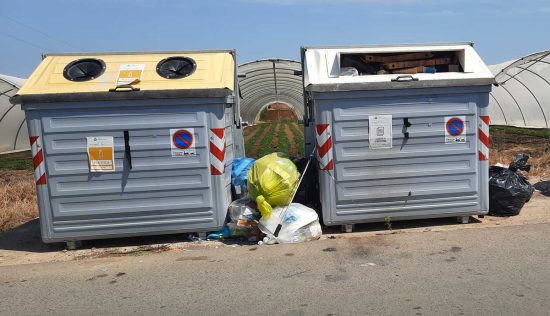 Montalto di Castro - I secchio pieni di immondizia