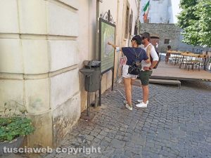 Viterbo - Turisti nel centro storico a Ferragosto