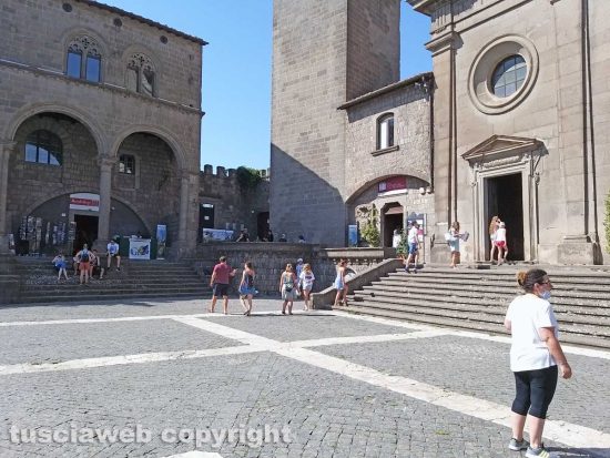 Viterbo - Turisti nel centro storico a Ferragosto