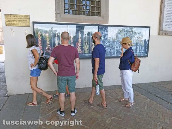 Viterbo - Turisti nel centro storico a Ferragosto