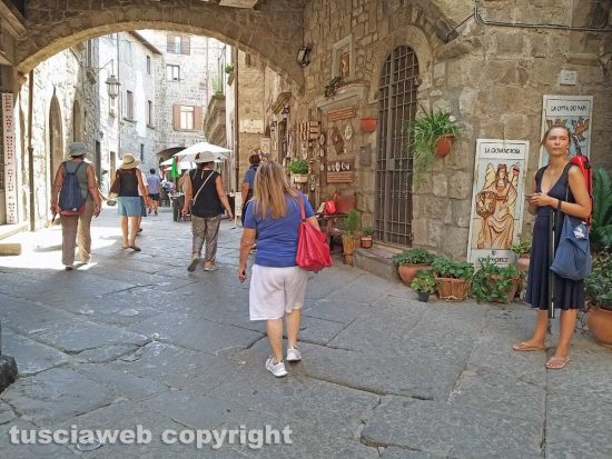 Viterbo - Turisti nel centro storico a Ferragosto