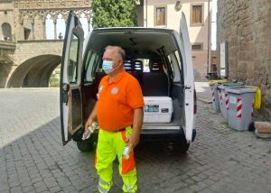 Viterbo - Acqua distribuita ai passanti dalla protezione civile