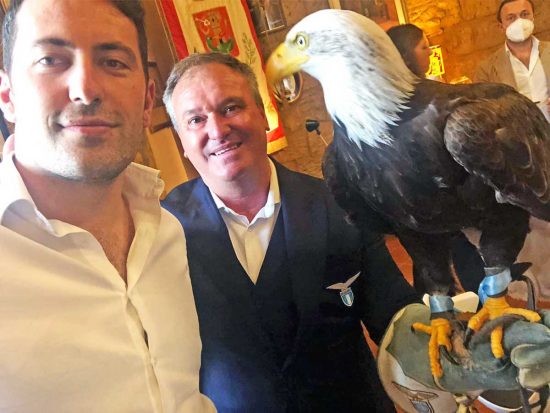 Bagnoregio - Il sindaco Profili insieme a Olimpia, simbolo della Lazio 