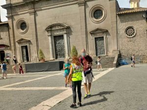 Viterbo - Acqua distribuita ai passanti dalla protezione civile