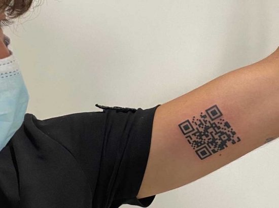 22enne si tatua sul braccio il codice del green pass