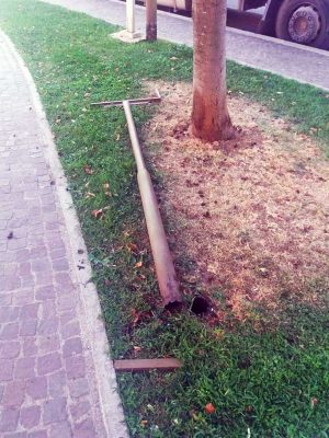 Civita Castellana - In frantumi la targa che ricorda Ivan Rossi