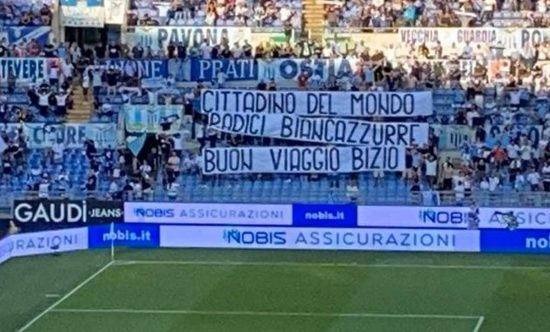 Lo striscione allo stadio Olimpico in memoria di Fabrizio Bianchini