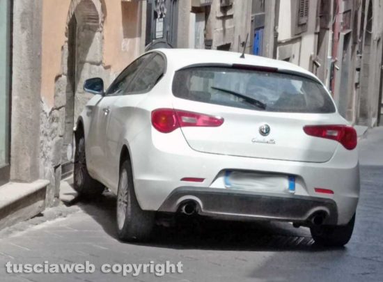 Montefiascone - Auto si sfrena a corso Cavour