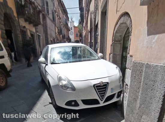 Montefiascone - Auto si sfrena a corso Cavour