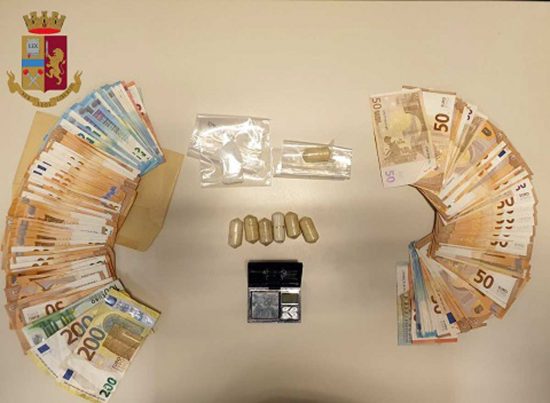 Arresto per spaccio a Viterbo - Il denaro e la droga sequestrati