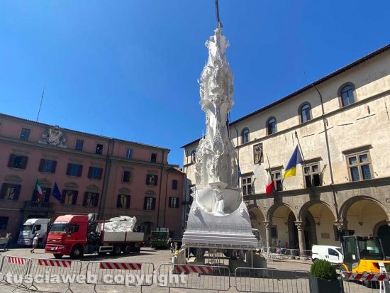 La macchina di Santa Rosa a piazza del Comune