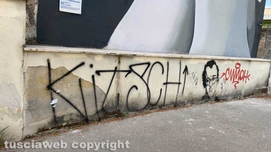 Viterbo - La scritta "Kitsch" sotto il murales "La tua Rosa" in via Francesco Baracca