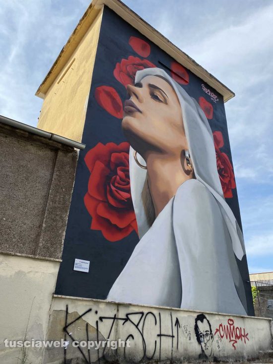 Viterbo - La scritta "Kitsch" sotto il murales "La tua Rosa" in via Francesco Baracca