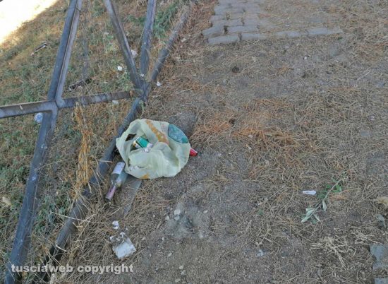 Viterbo - Immondizia e cocci di vetro al parcheggio del Sacrario