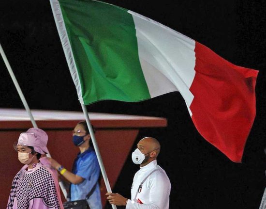 Tokyo - Cerimonia conclusiva delle Olimpiadi, Marcell Jacobs sfila con la bandiera italiana