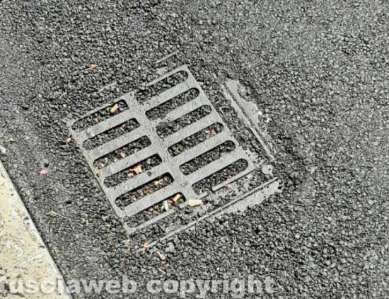 Viterbo - Asfalto nei tombini nel quartiere Santa Lucia