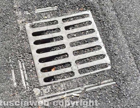 Viterbo - Asfalto nei tombini nel quartiere Santa Lucia