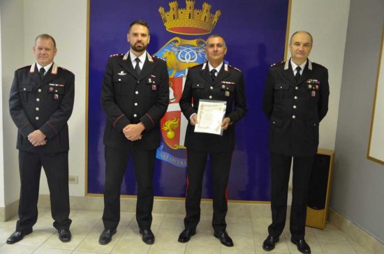 Rieti - La targa consegnata al brigadiere capo qualifica speciale Antonio Di Fiore 