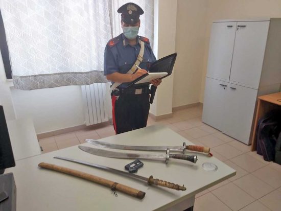 Le armi trovate in casa dell'uomo dai carabinieri