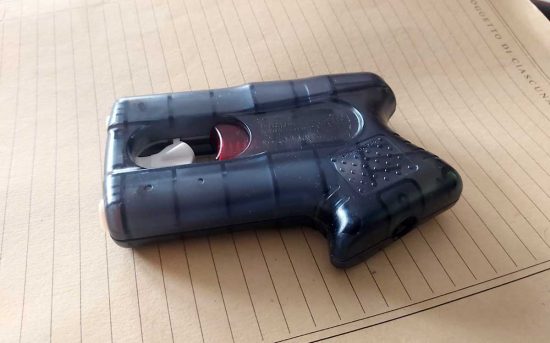 La pistola con lo spray al peperoncino