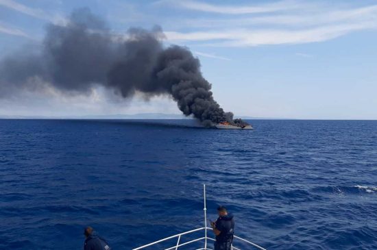 Montalto di Castro - L'intervento della guardia costiera per lo yacht in fiamme