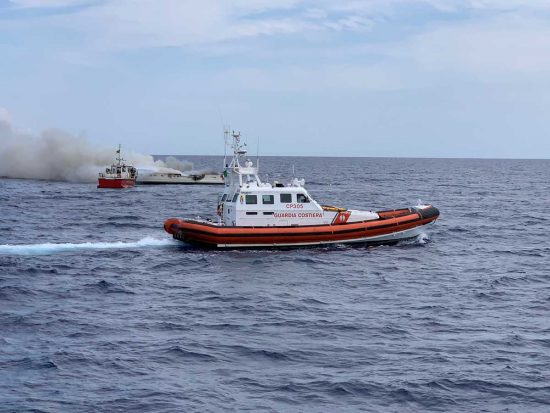 Montalto di Castro - L'intervento della guardia costiera per lo yacht in fiamme