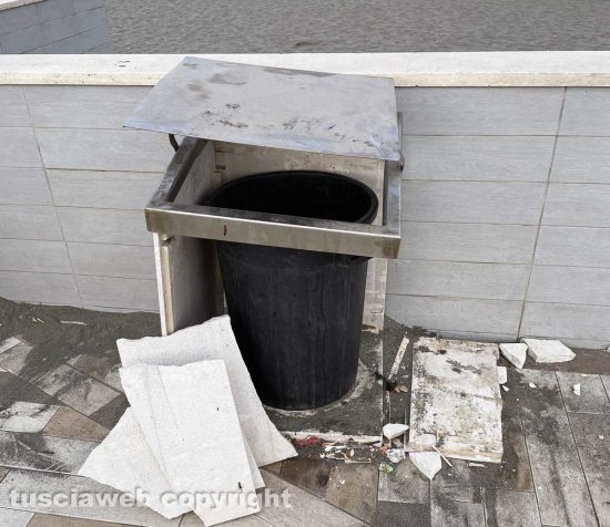 Montalto di Castro - Un secchio della spazzatura danneggiato