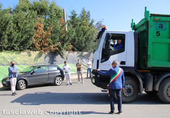 Viterbo - Comune - Il sindaco Arena controlla un camion dei rifiuti