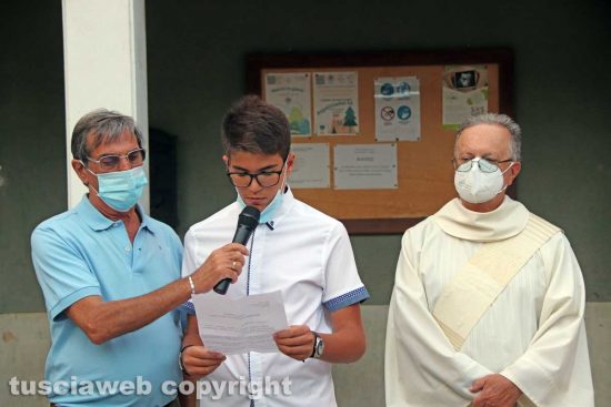 Viterbo - Celebrazioni Santa Rosa, i minifacchini del Pilastro trasportano la statua della patrona fino al piazzale della chiesa del Sacro Cuore