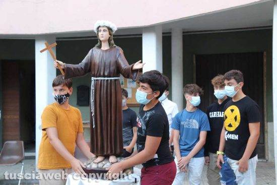 Viterbo - Celebrazioni Santa Rosa, i minifacchini del Pilastro trasportano la statua della patrona fino al piazzale della chiesa del Sacro Cuore