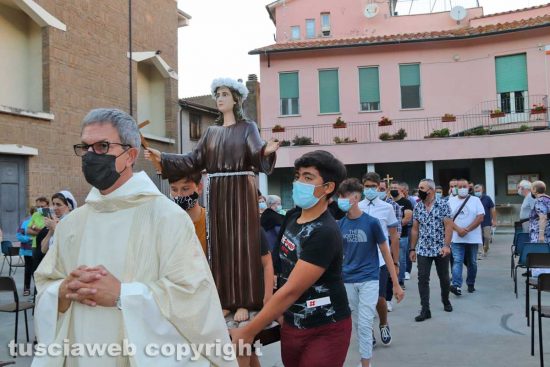 Viterbo - Celebrazioni Santa Rosa, i minifacchini del Pilastro trasportano la statua della patrona fino al piazzale della chiesa del Sacro Cuore