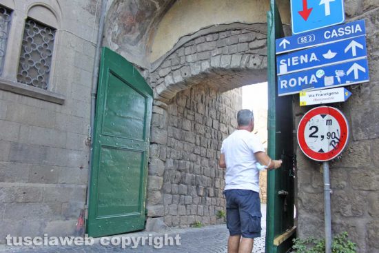 Porta San Pietro - Restauratori al lavoro
