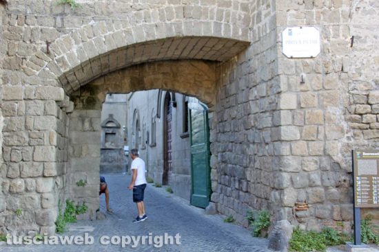 Porta San Pietro - Restauratori al lavoro
