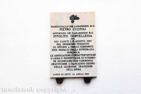 Viterbo - Ponte di Cetti - La lapide in ricordo dell'uccisione di Pietro Cuzzoli e Ippolito Cortellessa