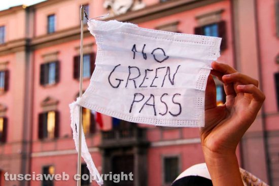 Viterbo - Terzo sabato di contestazioni contro il green pass a piazza del comune