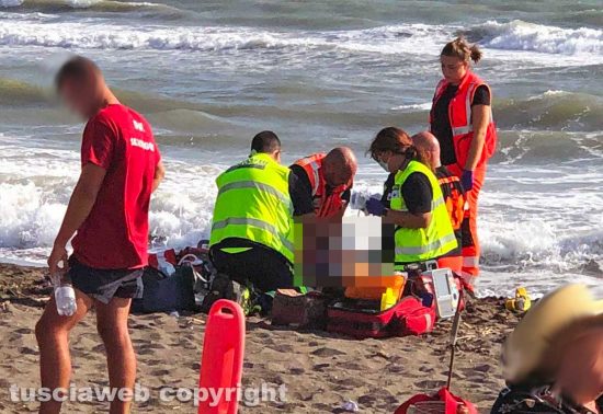 Malore in spiaggia, muore 60enne a Marina Velca