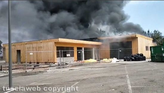 In fiamme la scuola di Sipicciano