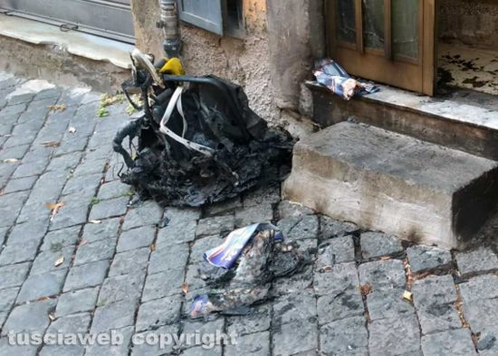 Viterbo - Paura in pieno centro storico, esplode bomba carta
