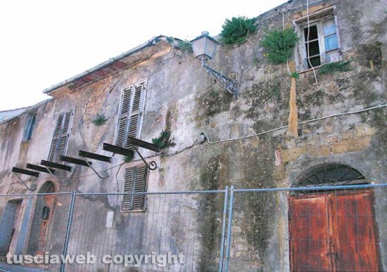 Tessennano - Incuria e abbandono stabile in via Mameli